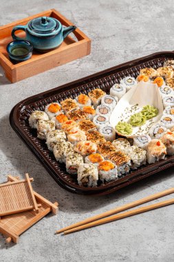 Suşi, genellikle biraz şeker ve tuzlu, deniz ürünleri, genellikle çiğ ve sebze gibi çeşitli malzemelerle birlikte hazırlanmış bir Japon yemeğidir.. 