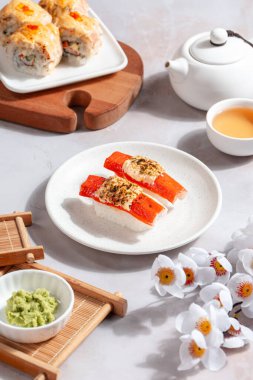 Suşi, genellikle biraz şeker ve tuzlu, deniz ürünleri, genellikle çiğ ve sebze gibi çeşitli malzemelerle birlikte hazırlanmış bir Japon yemeğidir.. 