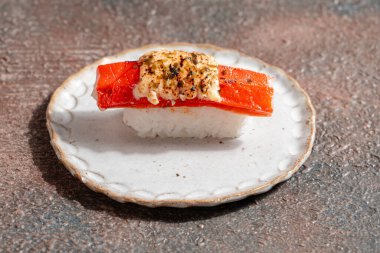 Suşi, genellikle biraz şeker ve tuzlu, deniz ürünleri, genellikle çiğ ve sebze gibi çeşitli malzemelerle birlikte hazırlanmış bir Japon yemeğidir.. 