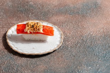 Suşi, genellikle biraz şeker ve tuzlu, deniz ürünleri, genellikle çiğ ve sebze gibi çeşitli malzemelerle birlikte hazırlanmış bir Japon yemeğidir.. 