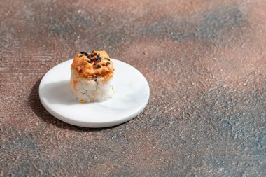 Suşi, genellikle biraz şeker ve tuzlu, deniz ürünleri, genellikle çiğ ve sebze gibi çeşitli malzemelerle birlikte hazırlanmış bir Japon yemeğidir.. 