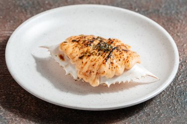 Suşi, genellikle biraz şeker ve tuzlu, deniz ürünleri, genellikle çiğ ve sebze gibi çeşitli malzemelerle birlikte hazırlanmış bir Japon yemeğidir.. 