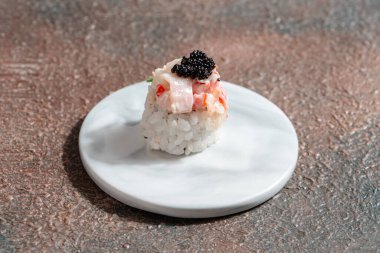 Suşi, genellikle biraz şeker ve tuzlu, deniz ürünleri, genellikle çiğ ve sebze gibi çeşitli malzemelerle birlikte hazırlanmış bir Japon yemeğidir.. 