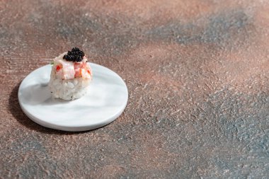 Suşi, genellikle biraz şeker ve tuzlu, deniz ürünleri, genellikle çiğ ve sebze gibi çeşitli malzemelerle birlikte hazırlanmış bir Japon yemeğidir.. 