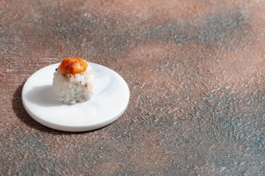 Suşi, genellikle biraz şeker ve tuzlu, deniz ürünleri, genellikle çiğ ve sebze gibi çeşitli malzemelerle birlikte hazırlanmış bir Japon yemeğidir.. 