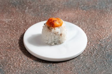 Suşi, genellikle biraz şeker ve tuzlu, deniz ürünleri, genellikle çiğ ve sebze gibi çeşitli malzemelerle birlikte hazırlanmış bir Japon yemeğidir.. 