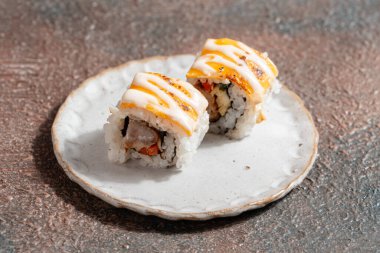 Suşi, genellikle biraz şeker ve tuzlu, deniz ürünleri, genellikle çiğ ve sebze gibi çeşitli malzemelerle birlikte hazırlanmış bir Japon yemeğidir.. 