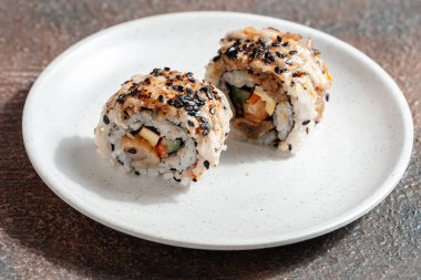 Suşi, genellikle biraz şeker ve tuzlu, deniz ürünleri, genellikle çiğ ve sebze gibi çeşitli malzemelerle birlikte hazırlanmış bir Japon yemeğidir.. 