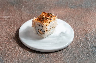 Suşi, genellikle biraz şeker ve tuzlu, deniz ürünleri, genellikle çiğ ve sebze gibi çeşitli malzemelerle birlikte hazırlanmış bir Japon yemeğidir.. 