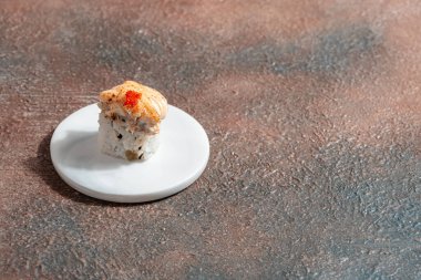 Suşi, genellikle biraz şeker ve tuzlu, deniz ürünleri, genellikle çiğ ve sebze gibi çeşitli malzemelerle birlikte hazırlanmış bir Japon yemeğidir.. 