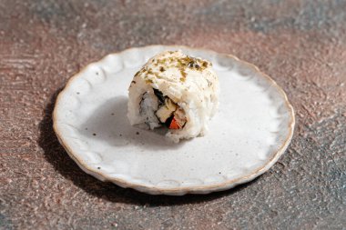 Suşi, genellikle biraz şeker ve tuzlu, deniz ürünleri, genellikle çiğ ve sebze gibi çeşitli malzemelerle birlikte hazırlanmış bir Japon yemeğidir.. 