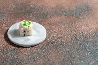 Suşi, genellikle biraz şeker ve tuzlu, deniz ürünleri, genellikle çiğ ve sebze gibi çeşitli malzemelerle birlikte hazırlanmış bir Japon yemeğidir.. 