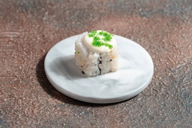 Suşi, genellikle biraz şeker ve tuzlu, deniz ürünleri, genellikle çiğ ve sebze gibi çeşitli malzemelerle birlikte hazırlanmış bir Japon yemeğidir.. 