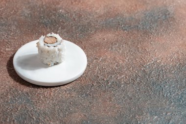 Suşi, genellikle biraz şeker ve tuzlu, deniz ürünleri, genellikle çiğ ve sebze gibi çeşitli malzemelerle birlikte hazırlanmış bir Japon yemeğidir.. 