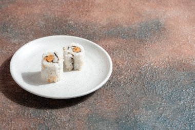 Suşi, genellikle biraz şeker ve tuzlu, deniz ürünleri, genellikle çiğ ve sebze gibi çeşitli malzemelerle birlikte hazırlanmış bir Japon yemeğidir.. 