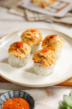 Suşi, genellikle biraz şeker ve tuzlu, deniz ürünleri, genellikle çiğ ve sebze gibi çeşitli malzemelerle birlikte hazırlanmış bir Japon yemeğidir.. 