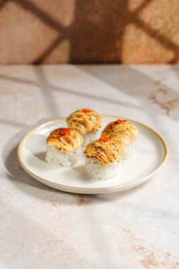 Suşi, genellikle biraz şeker ve tuzlu, deniz ürünleri, genellikle çiğ ve sebze gibi çeşitli malzemelerle birlikte hazırlanmış bir Japon yemeğidir.. 