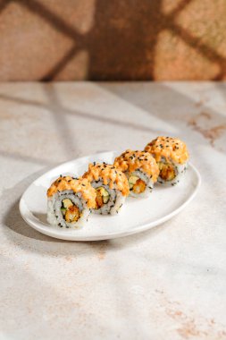 Suşi, genellikle biraz şeker ve tuzlu, deniz ürünleri, genellikle çiğ ve sebze gibi çeşitli malzemelerle birlikte hazırlanmış bir Japon yemeğidir.. 