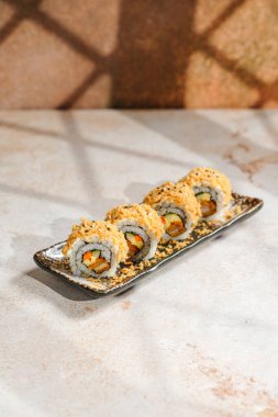 Suşi, genellikle biraz şeker ve tuzlu, deniz ürünleri, genellikle çiğ ve sebze gibi çeşitli malzemelerle birlikte hazırlanmış bir Japon yemeğidir.. 