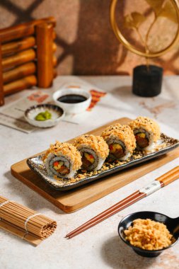 Suşi, genellikle biraz şeker ve tuzlu, deniz ürünleri, genellikle çiğ ve sebze gibi çeşitli malzemelerle birlikte hazırlanmış bir Japon yemeğidir.. 