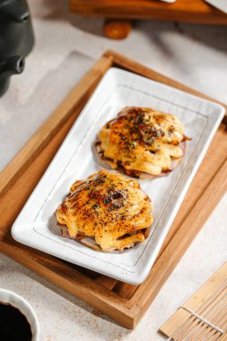 Suşi, genellikle biraz şeker ve tuzlu, deniz ürünleri, genellikle çiğ ve sebze gibi çeşitli malzemelerle birlikte hazırlanmış bir Japon yemeğidir.. 