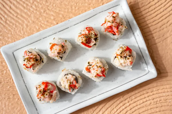 Suşi, genellikle biraz şeker ve tuzlu, deniz ürünleri, genellikle çiğ ve sebze gibi çeşitli malzemelerle birlikte hazırlanmış bir Japon yemeğidir.. 