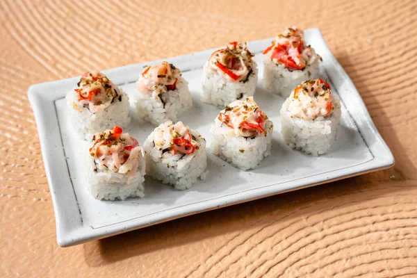 Suşi, genellikle biraz şeker ve tuzlu, deniz ürünleri, genellikle çiğ ve sebze gibi çeşitli malzemelerle birlikte hazırlanmış bir Japon yemeğidir.. 