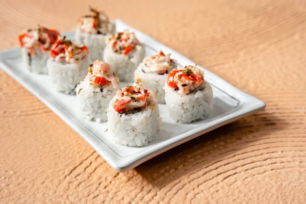 Suşi, genellikle biraz şeker ve tuzlu, deniz ürünleri, genellikle çiğ ve sebze gibi çeşitli malzemelerle birlikte hazırlanmış bir Japon yemeğidir.. 