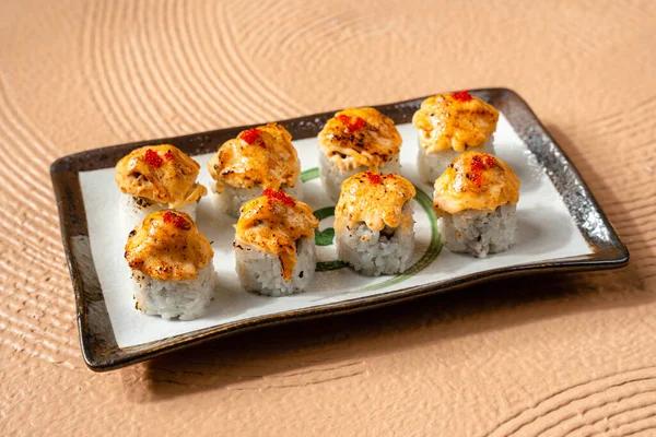 Suşi, genellikle biraz şeker ve tuzlu, deniz ürünleri, genellikle çiğ ve sebze gibi çeşitli malzemelerle birlikte hazırlanmış bir Japon yemeğidir.. 