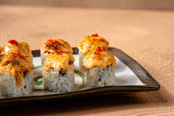 Suşi, genellikle biraz şeker ve tuzlu, deniz ürünleri, genellikle çiğ ve sebze gibi çeşitli malzemelerle birlikte hazırlanmış bir Japon yemeğidir.. 