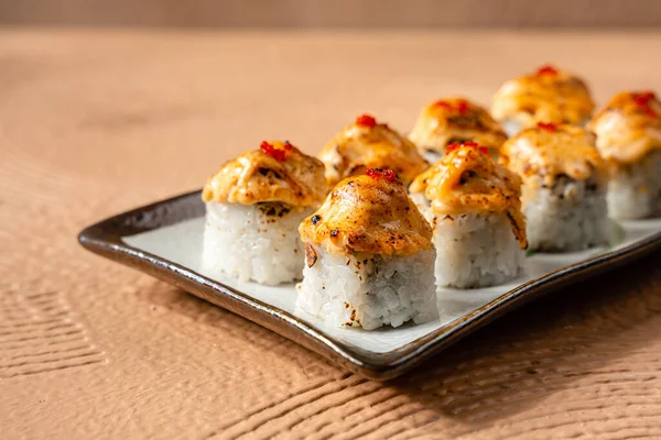 Suşi, genellikle biraz şeker ve tuzlu, deniz ürünleri, genellikle çiğ ve sebze gibi çeşitli malzemelerle birlikte hazırlanmış bir Japon yemeğidir.. 