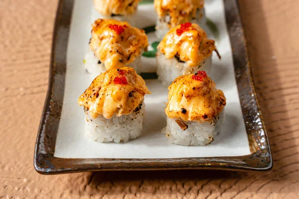 Suşi, genellikle biraz şeker ve tuzlu, deniz ürünleri, genellikle çiğ ve sebze gibi çeşitli malzemelerle birlikte hazırlanmış bir Japon yemeğidir.. 