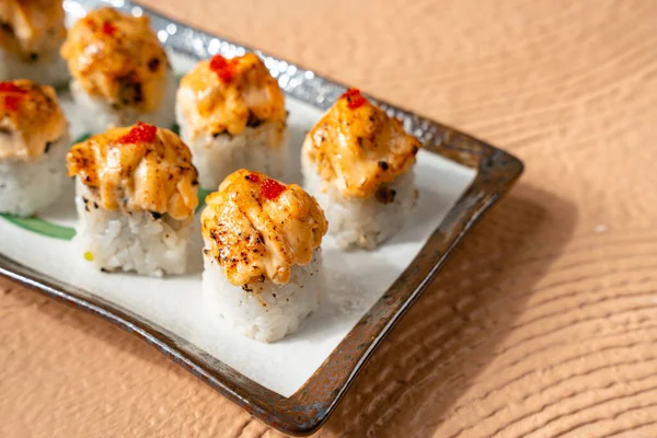 Suşi, genellikle biraz şeker ve tuzlu, deniz ürünleri, genellikle çiğ ve sebze gibi çeşitli malzemelerle birlikte hazırlanmış bir Japon yemeğidir.. 