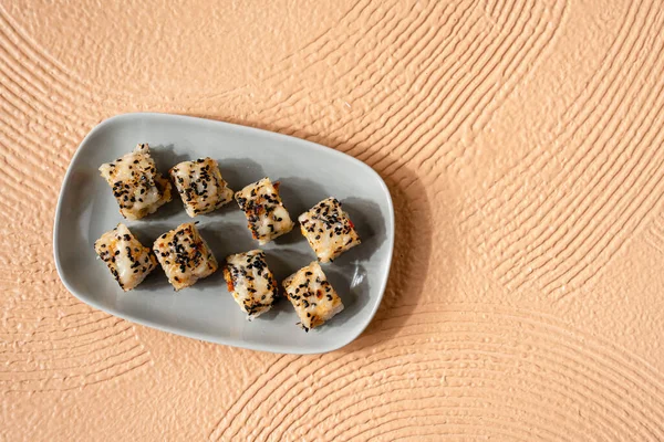 Suşi, genellikle biraz şeker ve tuzlu, deniz ürünleri, genellikle çiğ ve sebze gibi çeşitli malzemelerle birlikte hazırlanmış bir Japon yemeğidir.. 