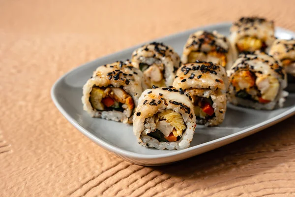 Suşi, genellikle biraz şeker ve tuzlu, deniz ürünleri, genellikle çiğ ve sebze gibi çeşitli malzemelerle birlikte hazırlanmış bir Japon yemeğidir.. 