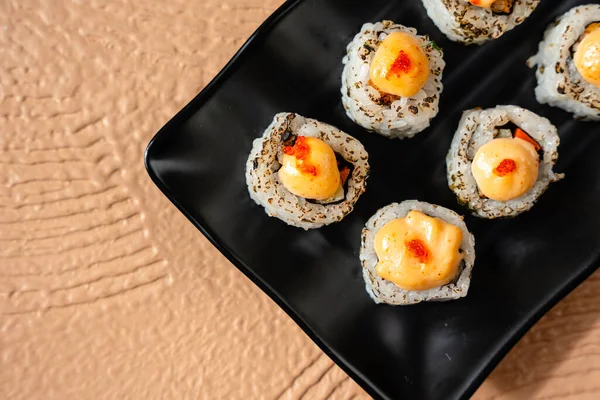 Suşi, genellikle biraz şeker ve tuzlu, deniz ürünleri, genellikle çiğ ve sebze gibi çeşitli malzemelerle birlikte hazırlanmış bir Japon yemeğidir.. 