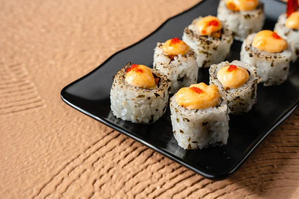 Suşi, genellikle biraz şeker ve tuzlu, deniz ürünleri, genellikle çiğ ve sebze gibi çeşitli malzemelerle birlikte hazırlanmış bir Japon yemeğidir.. 