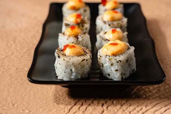 Suşi, genellikle biraz şeker ve tuzlu, deniz ürünleri, genellikle çiğ ve sebze gibi çeşitli malzemelerle birlikte hazırlanmış bir Japon yemeğidir.. 