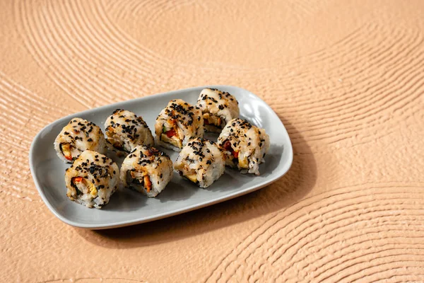 Suşi, genellikle biraz şeker ve tuzlu, deniz ürünleri, genellikle çiğ ve sebze gibi çeşitli malzemelerle birlikte hazırlanmış bir Japon yemeğidir.. 