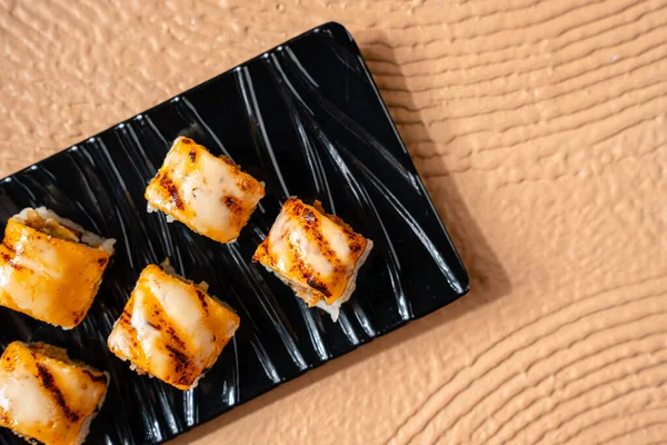 Suşi, genellikle biraz şeker ve tuzlu, deniz ürünleri, genellikle çiğ ve sebze gibi çeşitli malzemelerle birlikte hazırlanmış bir Japon yemeğidir.. 