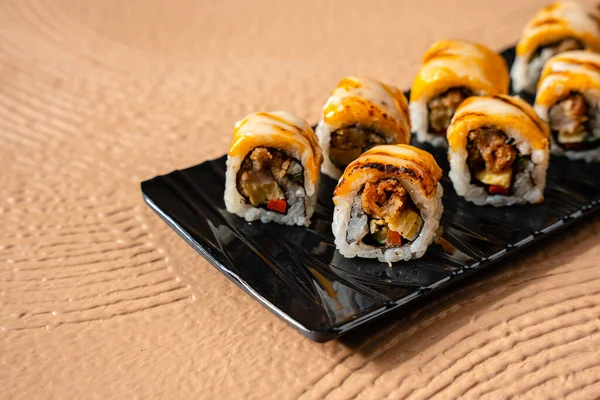 Suşi, genellikle biraz şeker ve tuzlu, deniz ürünleri, genellikle çiğ ve sebze gibi çeşitli malzemelerle birlikte hazırlanmış bir Japon yemeğidir.. 