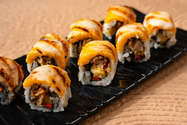 Suşi, genellikle biraz şeker ve tuzlu, deniz ürünleri, genellikle çiğ ve sebze gibi çeşitli malzemelerle birlikte hazırlanmış bir Japon yemeğidir.. 