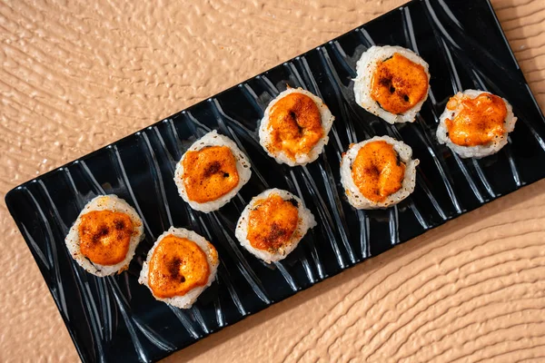 Suşi, genellikle biraz şeker ve tuzlu, deniz ürünleri, genellikle çiğ ve sebze gibi çeşitli malzemelerle birlikte hazırlanmış bir Japon yemeğidir.. 