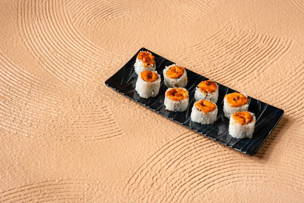 Suşi, genellikle biraz şeker ve tuzlu, deniz ürünleri, genellikle çiğ ve sebze gibi çeşitli malzemelerle birlikte hazırlanmış bir Japon yemeğidir.. 