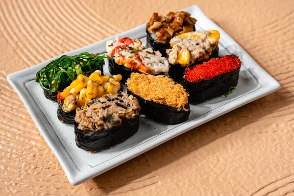 Suşi, genellikle biraz şeker ve tuzlu, deniz ürünleri, genellikle çiğ ve sebze gibi çeşitli malzemelerle birlikte hazırlanmış bir Japon yemeğidir.. 