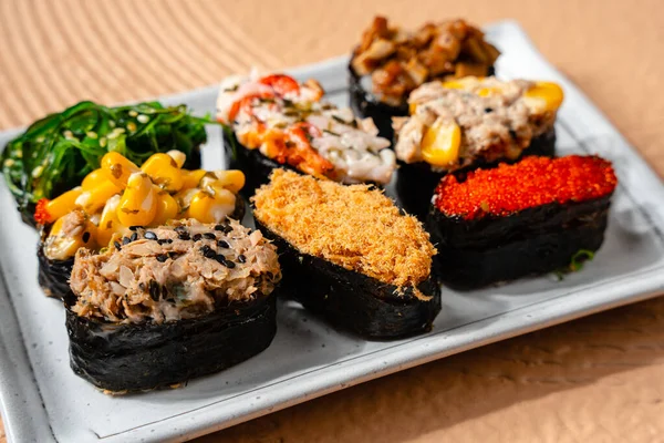 Suşi, genellikle biraz şeker ve tuzlu, deniz ürünleri, genellikle çiğ ve sebze gibi çeşitli malzemelerle birlikte hazırlanmış bir Japon yemeğidir.. 