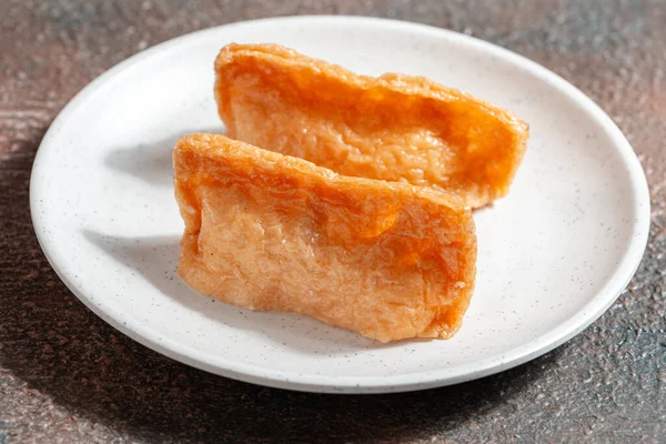 Suşi, genellikle biraz şeker ve tuzlu, deniz ürünleri, genellikle çiğ ve sebze gibi çeşitli malzemelerle birlikte hazırlanmış bir Japon yemeğidir.. 