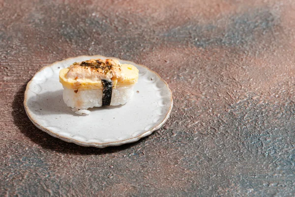 Suşi, genellikle biraz şeker ve tuzlu, deniz ürünleri, genellikle çiğ ve sebze gibi çeşitli malzemelerle birlikte hazırlanmış bir Japon yemeğidir.. 