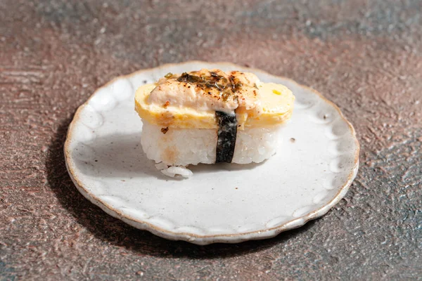 Suşi, genellikle biraz şeker ve tuzlu, deniz ürünleri, genellikle çiğ ve sebze gibi çeşitli malzemelerle birlikte hazırlanmış bir Japon yemeğidir.. 