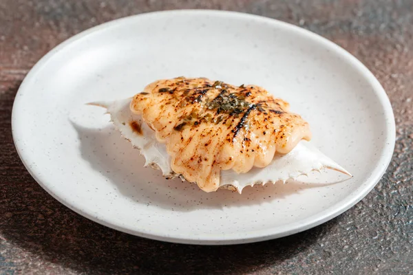 Suşi, genellikle biraz şeker ve tuzlu, deniz ürünleri, genellikle çiğ ve sebze gibi çeşitli malzemelerle birlikte hazırlanmış bir Japon yemeğidir.. 